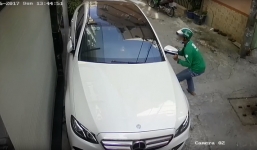 'Xế hộp' của ca sĩ Tố My bị thanh niên mặc áo GrabBike bẻ trộm gương chiếu hậu trị giá gần 100 triệu