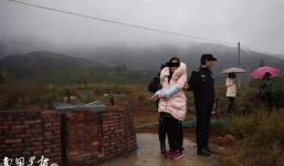 Bé trai 7 tuổi bị bạn gái của bố sát hại khi đi học về