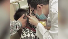 Bé trai bị bạn học nhét tẩy vào tai hoảng loạn đòi tự tử