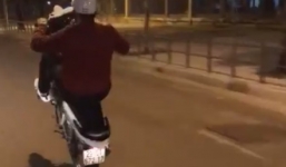 Diễn viên 'Người phán xử' vô tư bốc đầu xe, chửi bậy giữa phố