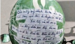 Thanh niên lái Grab với chiếc mũ bảo hiểm ghi dòng chữ cực bá đạo khiến khách nữ lặng người