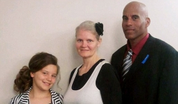 Bà mẹ 42 tuổi được chẩn đoán sinh ba, đến ngày sinh, điều bất ngờ đến nín thở đã xảy ra