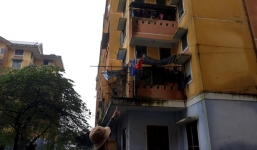 Bé gái 4 tuổi rơi từ cửa sổ tầng 3 xuống đất tử vong