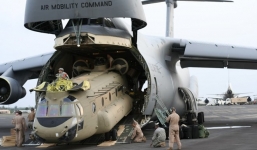 Vận tải cơ khổng lồ Mỹ nuốt cả tàu ngầm, ôm trọn 6 trực thăng tấn công