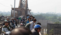 Đây là việc cần làm khi đang gỡ bom, chứ không phải chen lấn đứng trên cầu nhìn