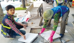 Vụ đá vỉa hè 'bền vững 70 năm' nát sau vài tháng: Chủ tịch Hà Nội yêu cầu làm rõ