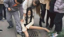 Vừa đi vừa cắm mặt vào điện thoại, chân dài sành điệu nhận cái kết muối mặt