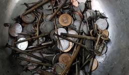 Bác sĩ gắp 263 đồng xu, 100 chiếc đinh từ dạ dày người đàn ông