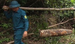 Ngư dân kéo lưới đánh cá... được quả bom hơn một tạ