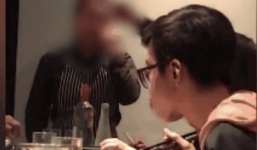 Bị nhắc vì hút thuốc trong phòng có trẻ em, vị khách quát: 'Mày không đủ tuổi dạy dỗ tao'