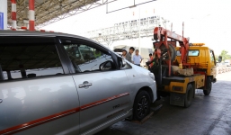 Cẩu xe của tài xế dùng tiền lẻ qua BOT Cai Lậy vì không chịu ra trạm riêng để trả tiền vé