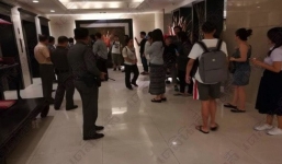 Du khách chen lấn khiến thang máy đứt dây