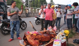 BOT Cai Lậy xả trạm, tài xế cúng heo quay ăn mừng 'chiến thuật 25-1'