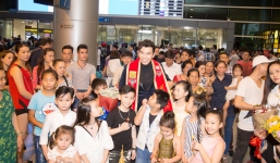 Nam vương Ngọc Tình hạnh phúc trong vòng tay gia đình khi về đến Việt Nam