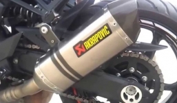 Thanh niên nẹt pô ở cổng KTX bị người dân đánh, sinh viên la hét cổ vũ 