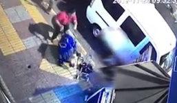 Hãi hùng cảnh người phụ nữ ném xe đẩy của bé 8 tháng tuổi ra đường