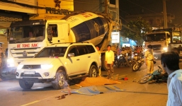 Không đội mũ bảo hiểm, 2 thanh niên chết thảm dưới bánh xe ôtô