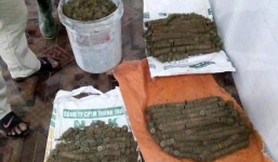 Đào đất sửa nhà thờ họ, bất ngờ phát hiện hơn 1,4 tạ tiền xu xâu thành khối