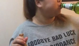 Người phụ nữ vô tư uống rượu khi mang thai tháng thứ 9 khiến cư dân mạng bất bình