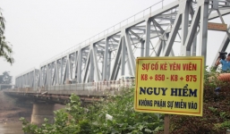 Cầu Đuống xuất hiện nhiều vết nứt lớn, hàng chục hộ lo 'hà bá' nuốt nhà