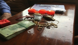  Nhân viên tàu hỏa phát hiện hành khách để quên va ly tiền cùng nhiều trang sức