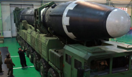 Ảnh Kim Jong Un bên tên lửa hé lộ điều đáng sợ về  'quái vật' của Triều Tiên