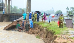 Bình Định: Hàng nghìn hộ dân chìm trong biển nước vì lũ lên bất ngờ