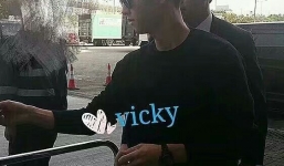 Song Joong Ki bị bắt gặp mua sách chăm con, củng cố tin đồn Song Hye Kyo đang mang thai