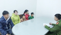 Công an tìm người thân cho 2 cháu bé bị lạc khi đi tìm mẹ
