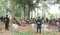 Hàng chục cảnh sát bao vây sòng bạc trong khu rừng