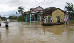 Tin thời tiết 4/12: Miền Trung mưa dài thêm, Sài Gòn lo ngập