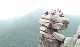 'Thót tim' cảnh nhóm bạn trẻ trèo lên mỏm đá cheo leo ở Quảng Ninh