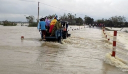 Nước lũ bủa vây, toàn bộ học sinh Bình Định phải nghỉ học