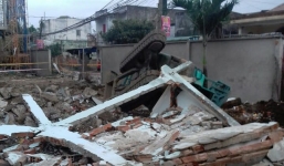 Nổ ở công trường mẫu giáo, xe xúc bị hất tung