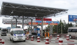 Tài xế dùng tiền lẻ qua trạm thu phí BOT Phước Tượng – Phú Gia tỉnh Thừa Thiên - Huế