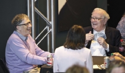 Cuộc sống bình dị của tỷ phú giàu thứ ba thế giới Warren Buffett: Ở nhà cũ, đi xe cà tàng, ăn uống giản đơn, thích chơi tiến lên