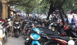 Hà Nội tăng phí thuê vỉa hè gấp 3: Tiền vào túi ai?