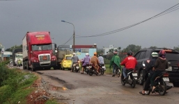 Dân kéo nhau ra phản đối việc sửa đường 'tử thần' ở Quảng Nam