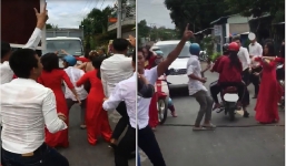 Nhóm thanh niên bê ảnh cô dâu chú rể ra đường 'quẩy' trước mũi xe tải