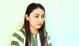 Bị yêu cầu dừng xe kiểm tra, gái xinh đánh xé áo công an giữa đường