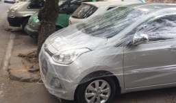 Ô tô bọc nilon bảo vệ như gói thức ăn trên phố Hà Nội gây choáng váng