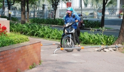 ĐB HĐND Hà Nội 'đề xuất' lắp đặt barie ngăn xe máy đi lên vỉa hè