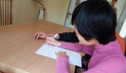 Bé gái 11 tuổi bị mẹ nhốt không cho đi học: Sau 1 năm 'giải cứu' đã biết rất nhiều phép tính