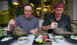 2 món phở đang khiến cộng đồng ẩm thực Sài Gòn sôi sục: Tô ngập thịt bò giá 2,3 triệu, tô sang chảnh với nguyên chú tôm hùm