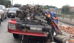 Va chạm xe tải chở gạch, 'hung thần' container rụng mất buồng lái