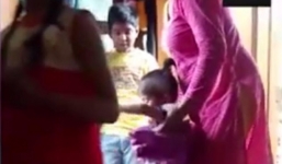 Sốc cảnh mẹ kế cho con chồng vào bao tải xóc đến rạn cả xương