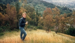 Hiến tặng tinh trùng khi còn trẻ, 30 năm sau gặp lại các con người đàn ông không tin vào mắt mình vì ngoại hình của chúng