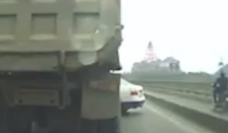 Xe tải đâm taxi quay 90 độ trên cầu Bãi Cháy