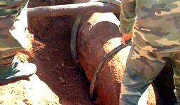 Chẻ củi trên quả bom nặng 250 kg suốt nhiều năm và cái kết bất ngờ