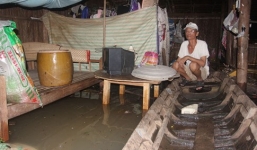 Bến Tre vỡ đê bao, 50 hộ dân bị chìm trong biển nước, đi xuồng trong nhà